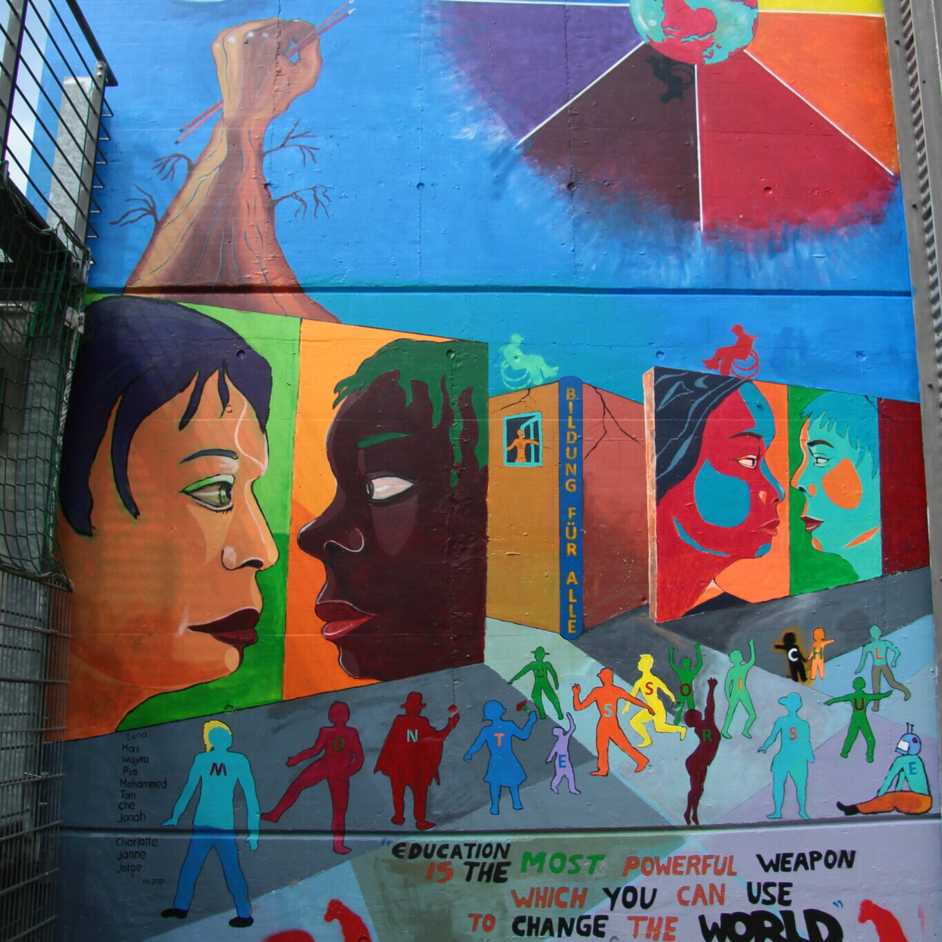 Auf dem Bild ist das Wandbild der Montessorischule zu sehen.