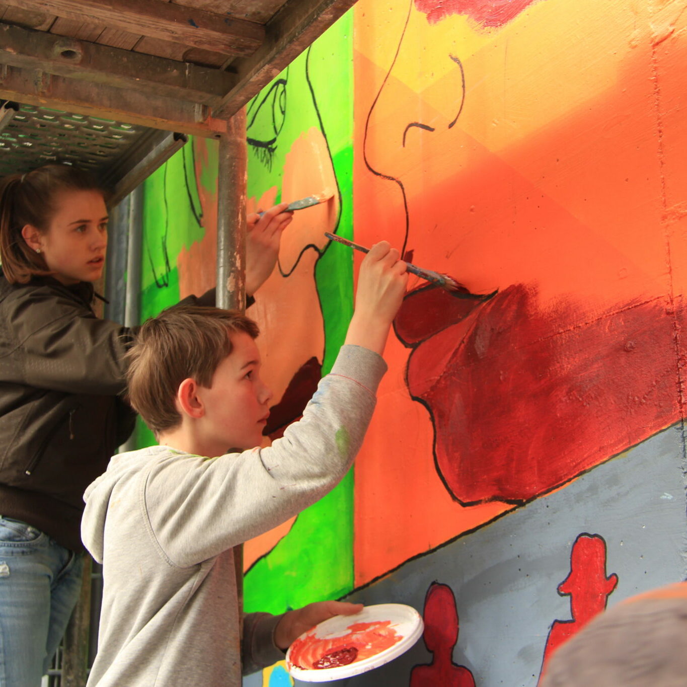 Auf dem Bild von Jorge Hidalgo sieht man Schüler:innen der Montessorischule bei der Bildgestaltung.