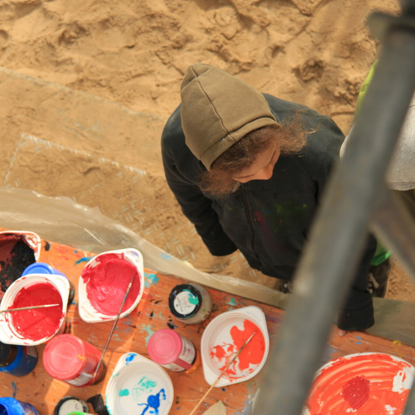 Auf dem Bild von Jorge Hidalgo sieht man Schüler:innen der Montessorischule bei der Bildgestaltung.