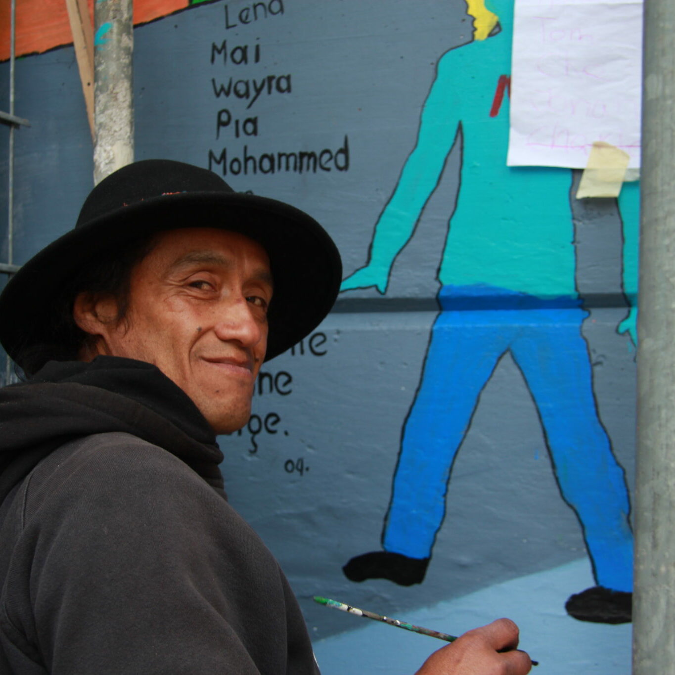 Auf dem Bild von Jorge Hidalgo sieht man den Malprozess auf dem Wandbild der Montessorischule.