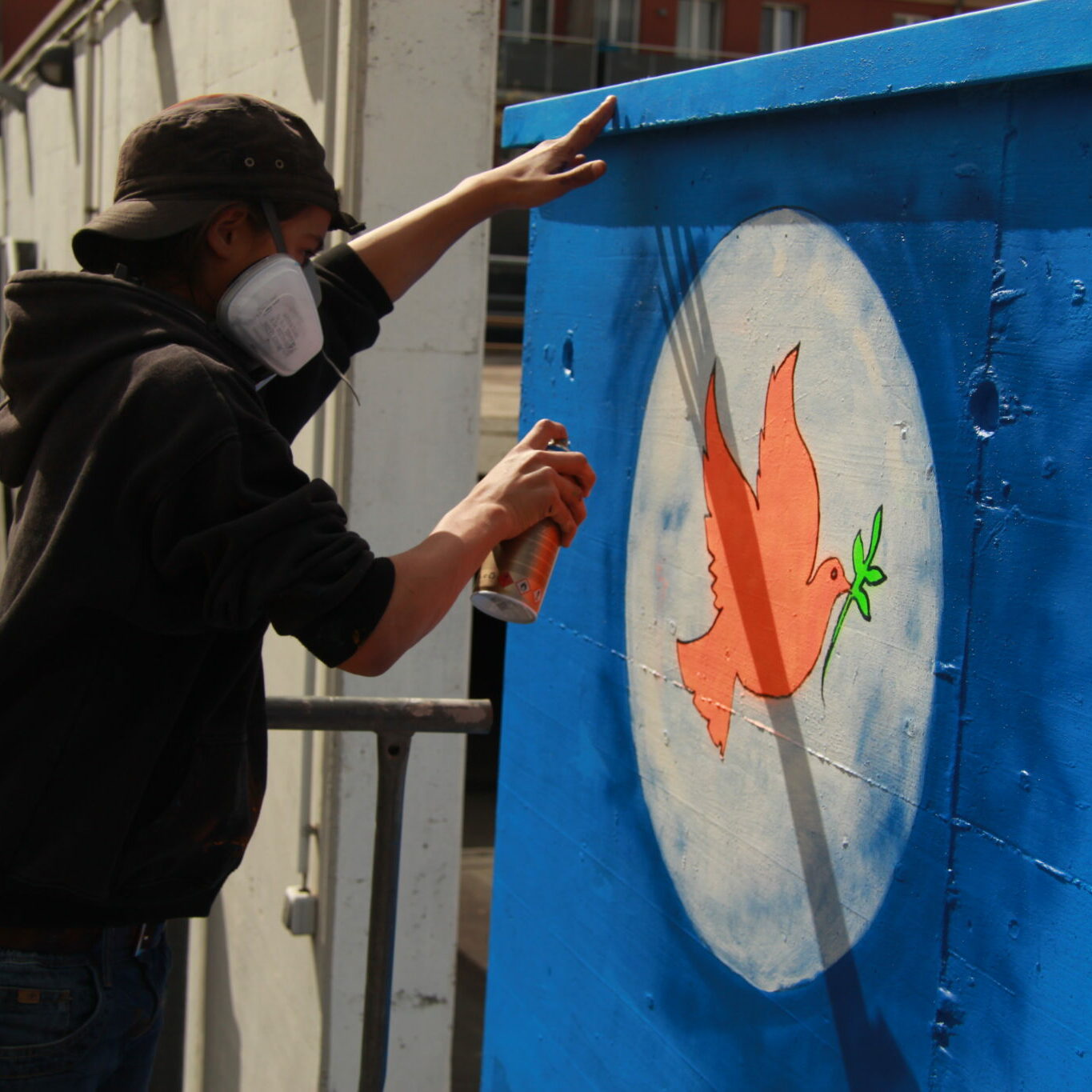 Auf dem Bild von Jorge Hidalgo sieht man Schüler:innen der Montessorischule bei der Bildgestaltung.