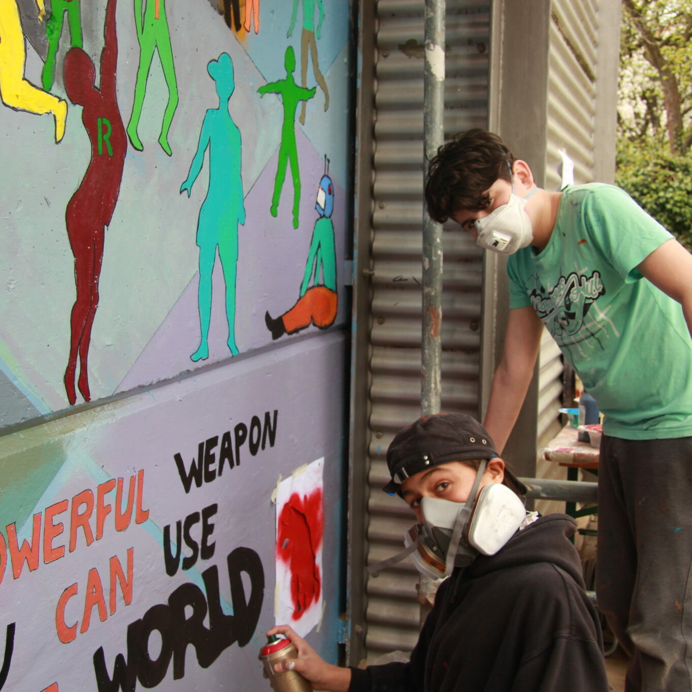 Auf dem Bild von Jorge Hidalgo sieht man Schüler:innen der Montessorischule bei der Bildgestaltung.