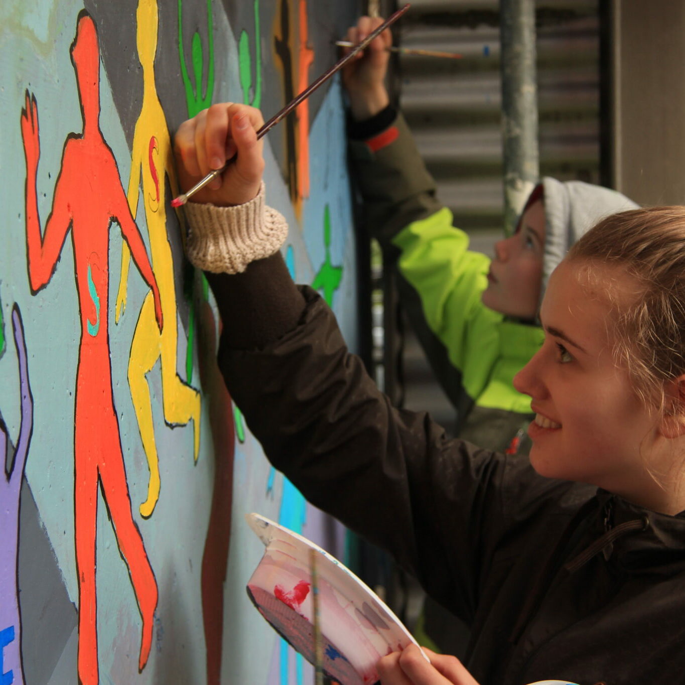 Auf dem Bild von Jorge Hidalgo sieht man Schüler:innen der Montessorischule bei der Bildgestaltung.