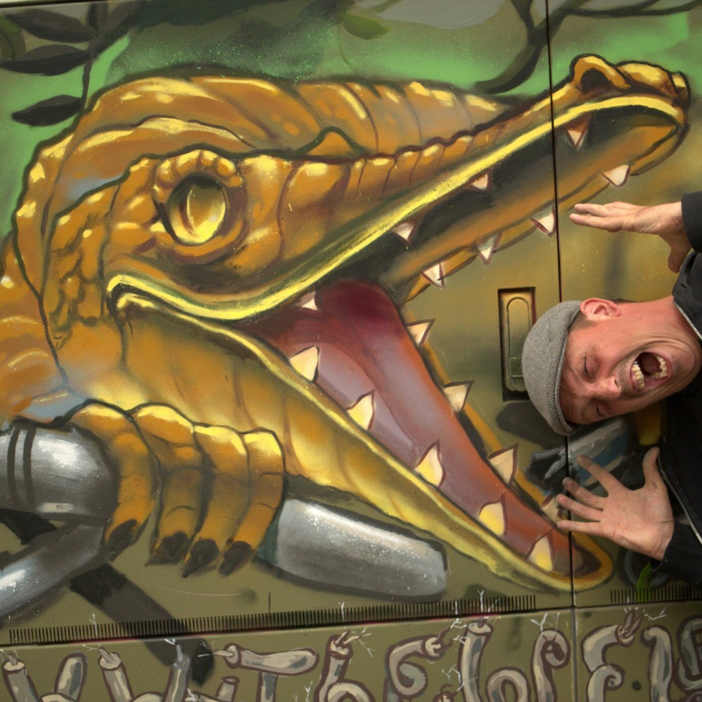 Auf dem Bild sieht man den Entstehungsprozess des Wandbilds in der Staufenstraße.