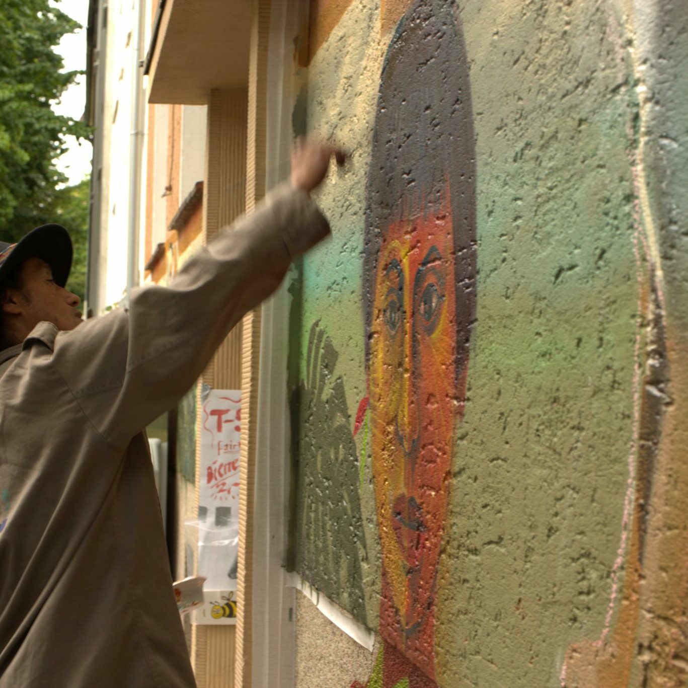 Auf dem Bild sieht man den Entstehungsprozess des Wandbilds in der Staufenstraße.