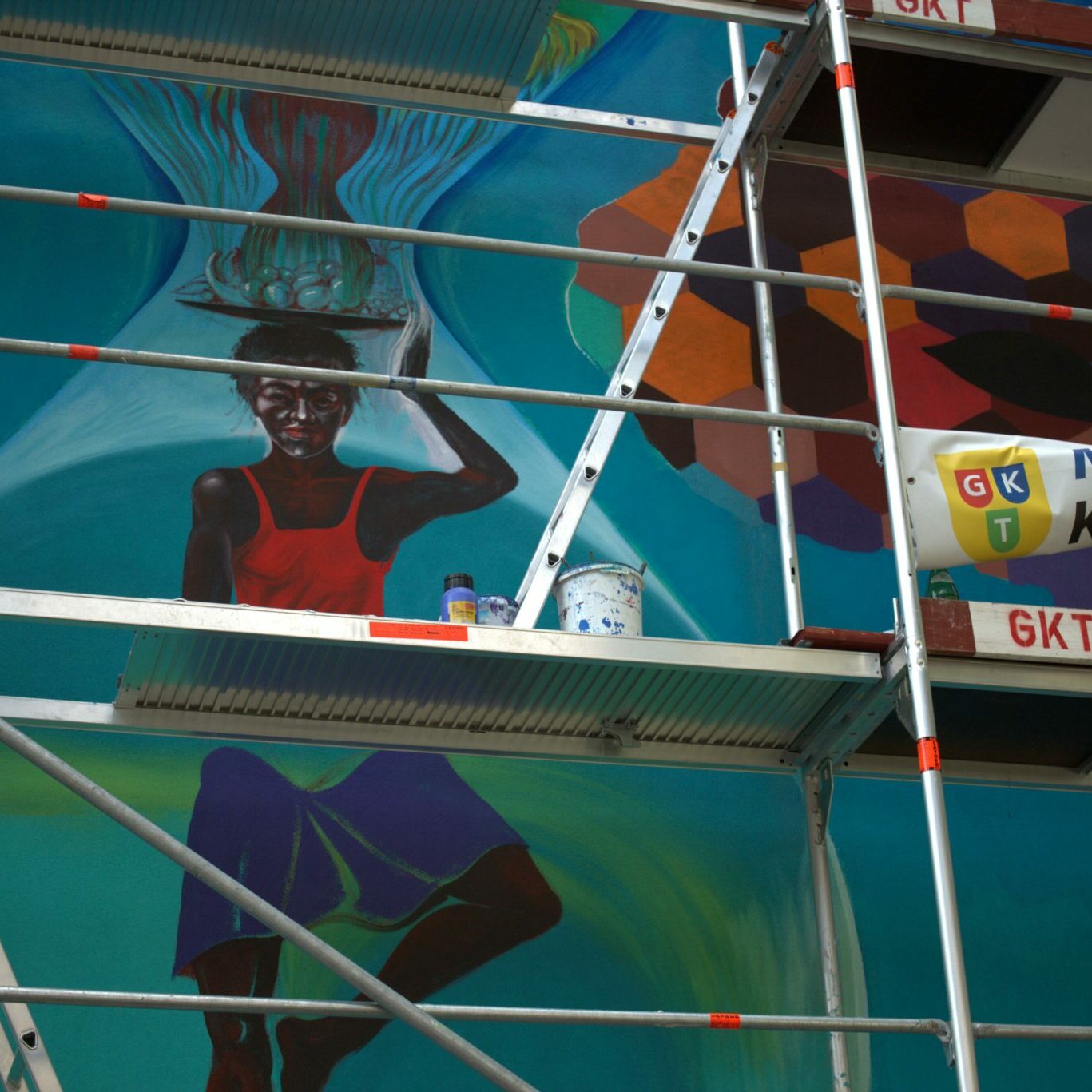 Auf dem Bild von Jorge Hidalgo sieht man das Wandbild auf der Travelmannstraße.