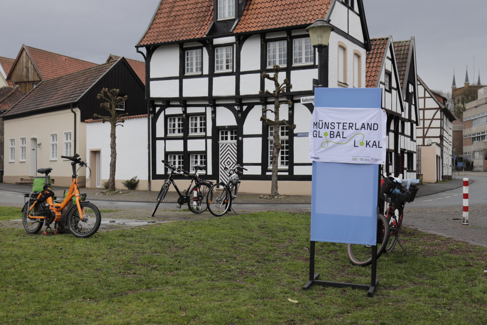 In sieben interaktiven, themenspezifischen Mitmachstationen an verschiedenen Orten im südlichen Münsterland werden globale Themen und Zusammenhänge erfahrbar und lokalisiert.