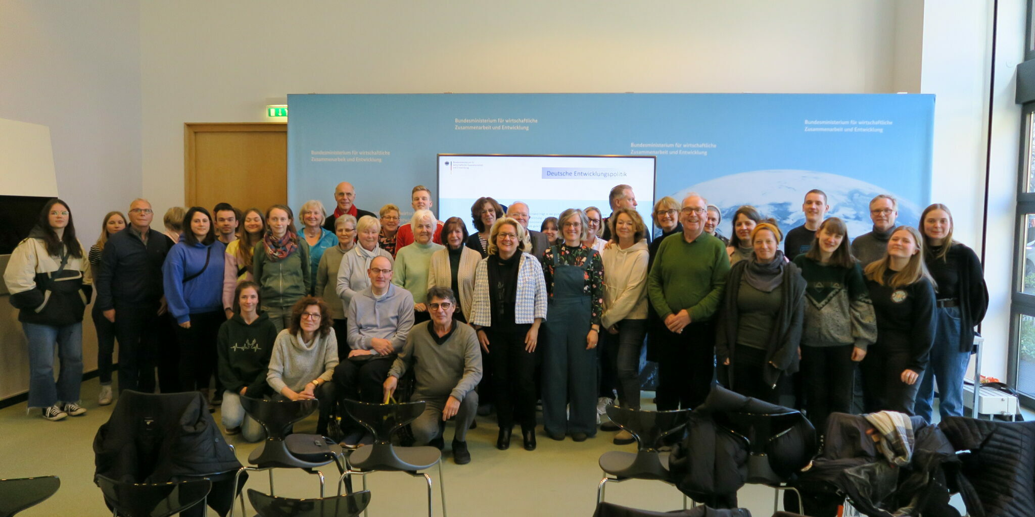 Gruppenfotot mit Svenja Schulze im BMZ