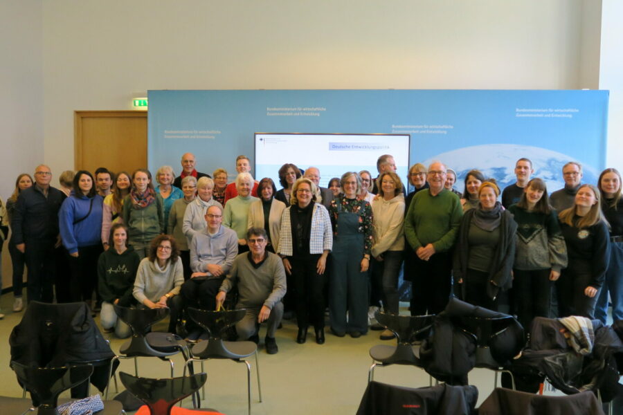 Gruppenfotot mit Svenja Schulze im BMZ