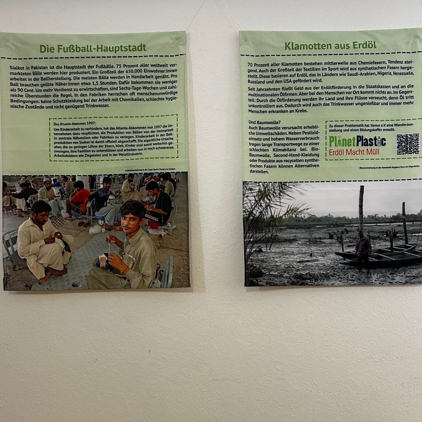 Zwei Stoffbanner der Ausstellung hängen an der Wand