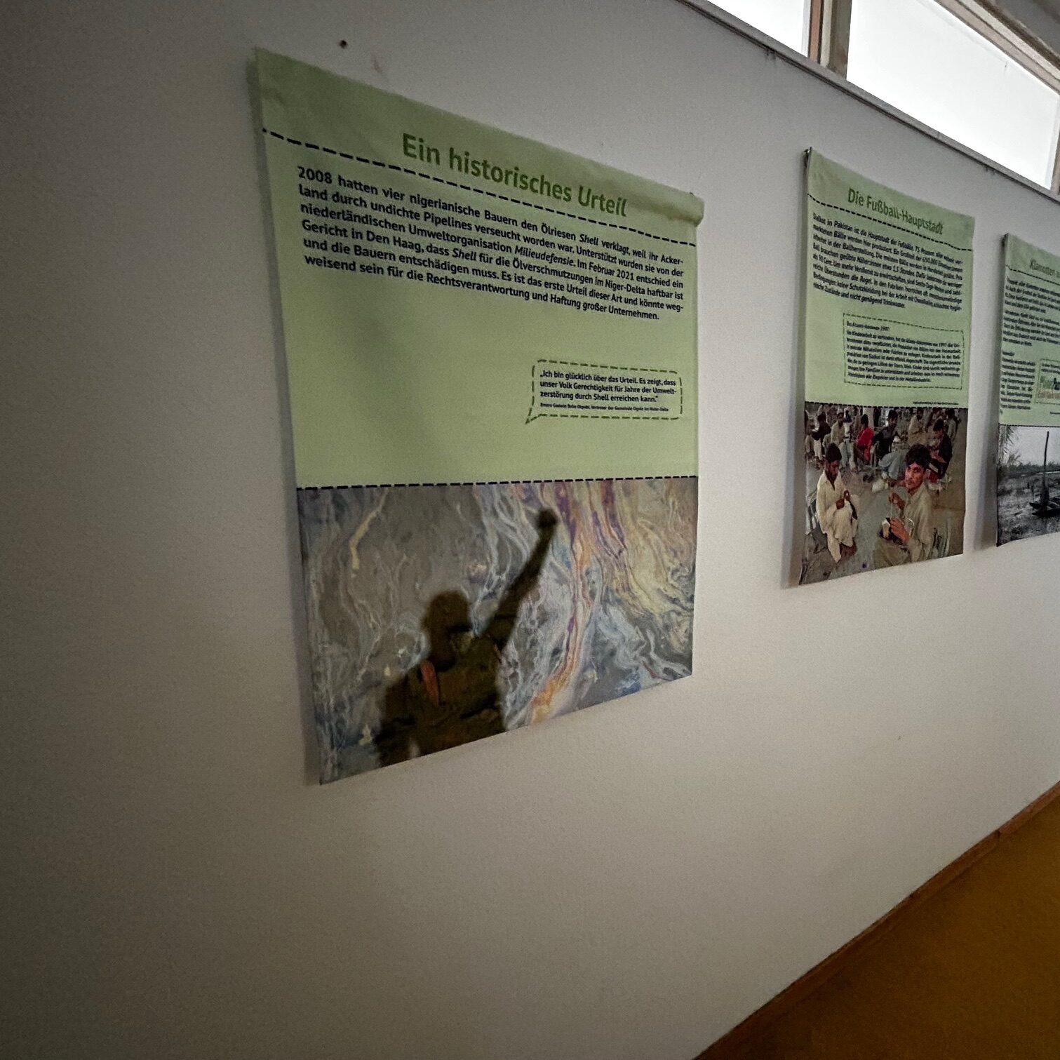 3 Stoffbanner der TrikotTausch Ausstellung im Format A1