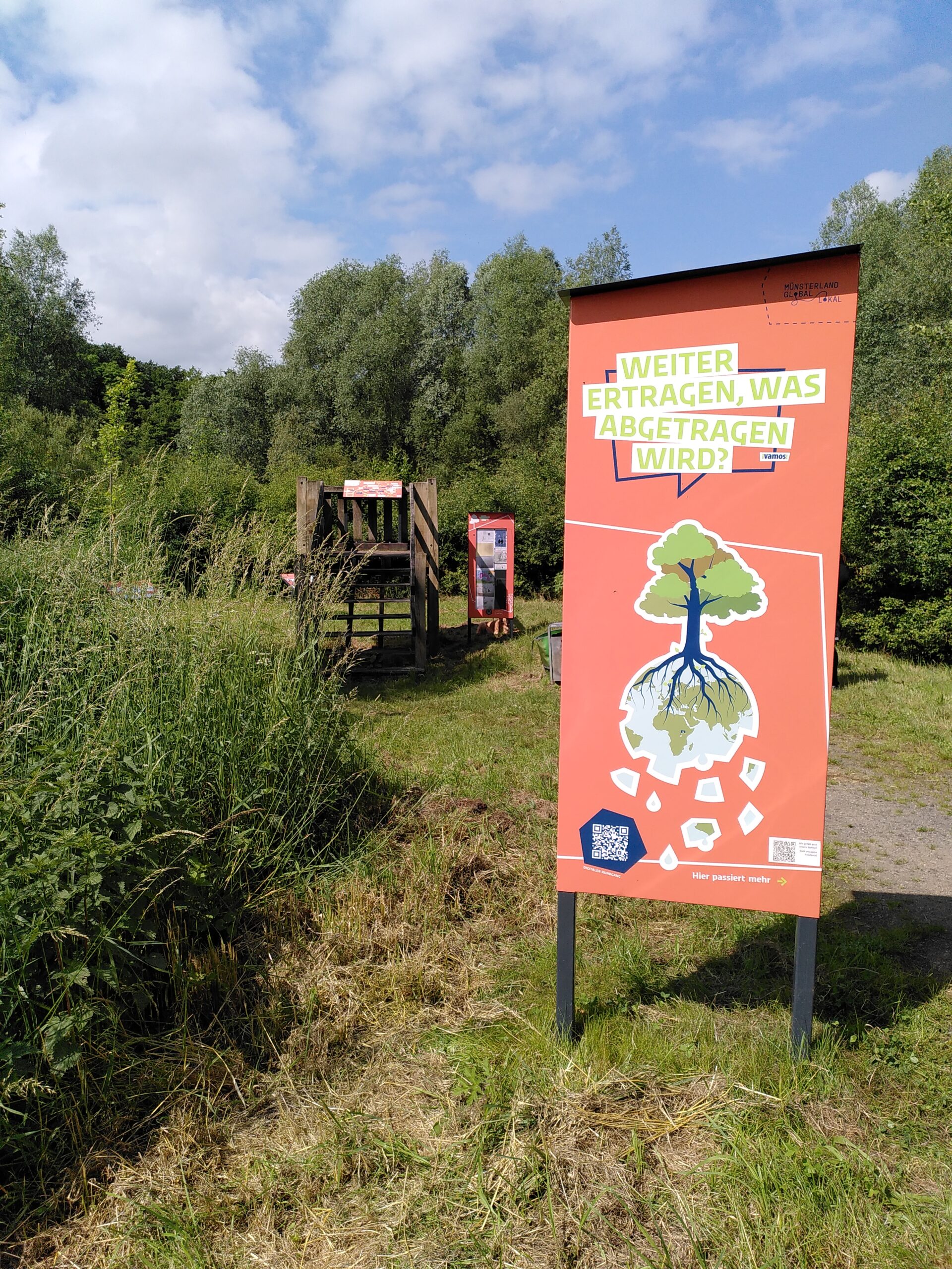 Blick auf Stele und weitere Mitmachstationen im Hintergrund