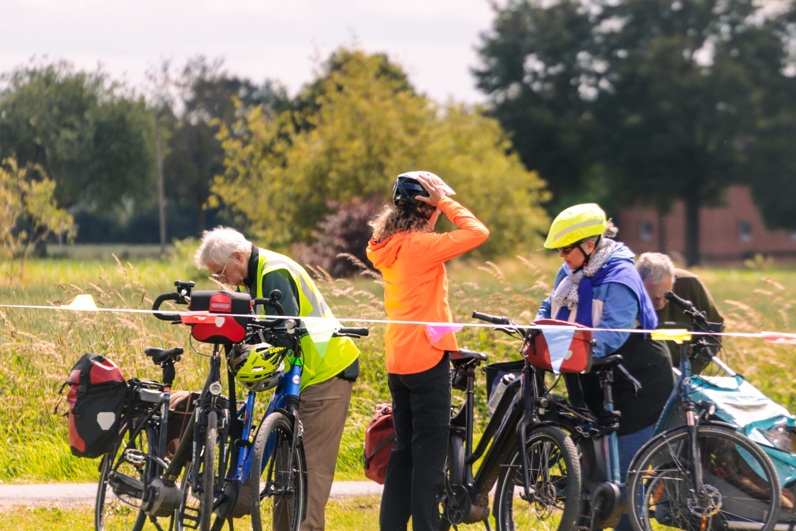 Menschengruppe steigt auf Räder